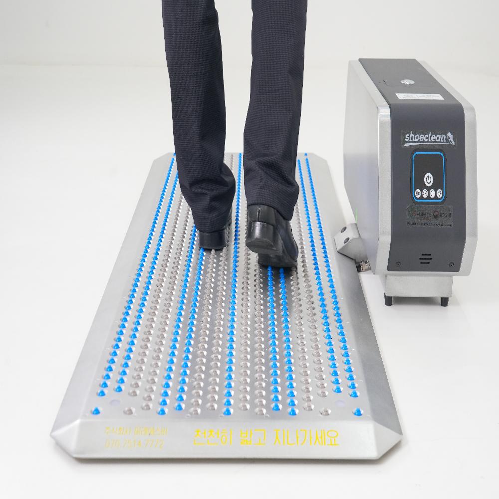 Shoe sole cleaner